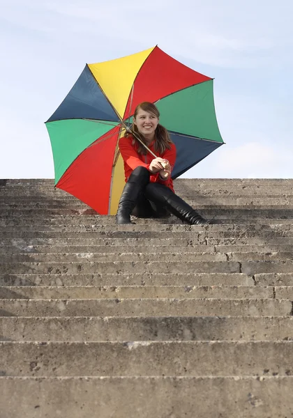 Ευτυχισμένο κορίτσι με ομπρέλα — Φωτογραφία Αρχείου