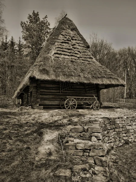 Старинный традиционный украинский дом — стоковое фото
