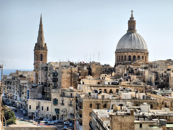 Prachtig uitzicht op twee hoge gebouwen in Valletta — Stockfoto