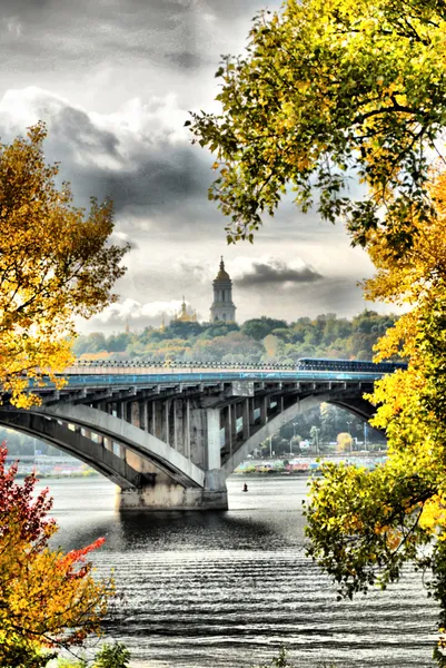 Красивый осенний пейзаж моста Киевского метро Стоковое Фото