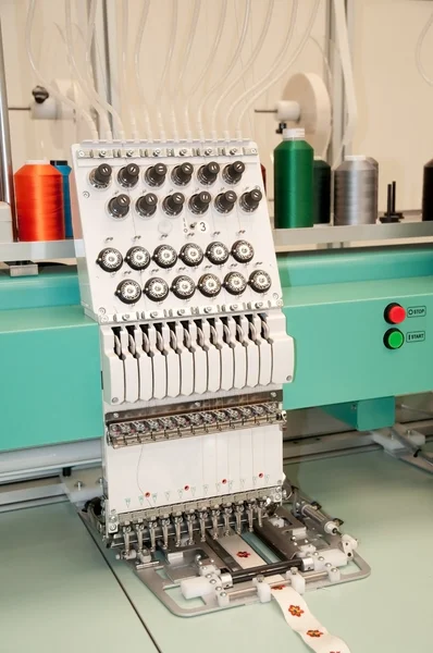 Текстиль: Промислова машина для вишивання — стокове фото