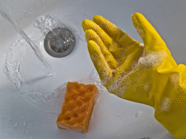 Hand in gele handschoen — Stockfoto