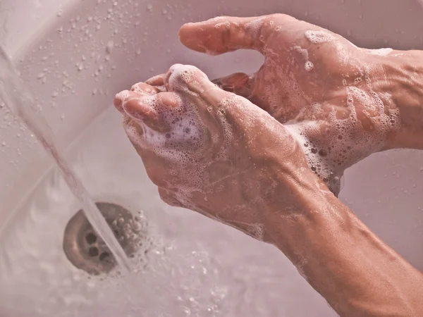 Adamın elleri sabunlu — Stok fotoğraf