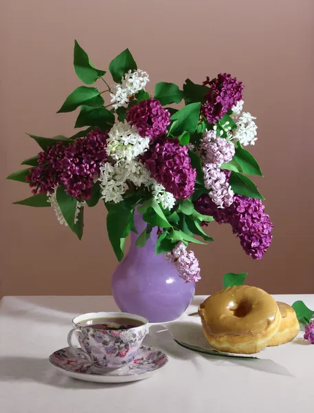 Chá de lilás e donuts ainda vida — Fotografia de Stock