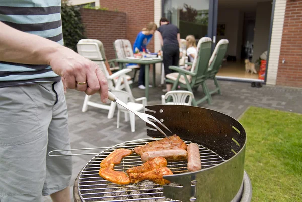 Vlees en kebabs op de barbecue. — Stockfoto