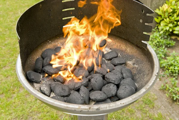 Flammen im Grill — Stockfoto