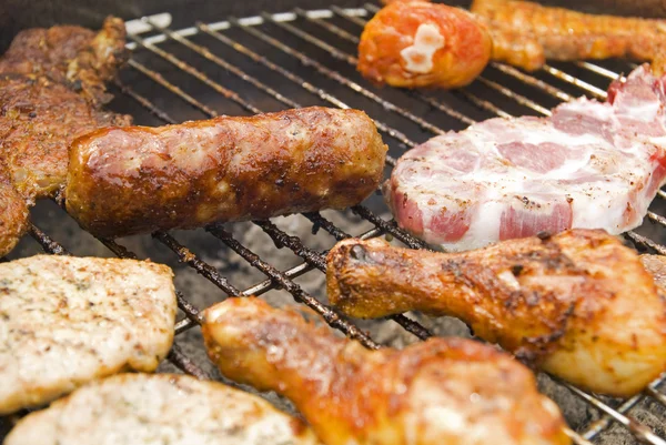 Carne de bovino e outra carne em um churrasco — Fotografia de Stock