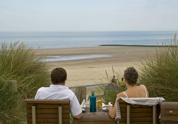 Casal relaxante na praia — Fotografia de Stock