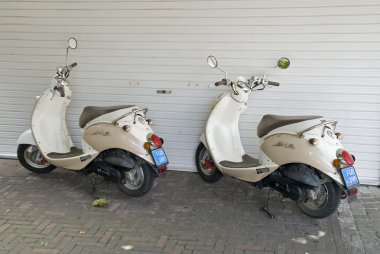 iki park edilmiş scooter