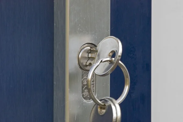 มือจับประตูพร้อมกุญแจ — ภาพถ่ายสต็อก
