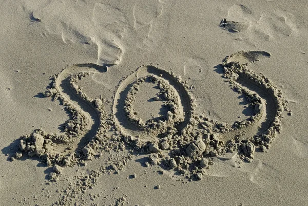 SOS γραμμένο στην άμμο — Φωτογραφία Αρχείου