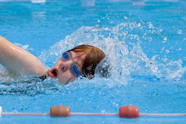 Plavání během soutěže — Stock fotografie