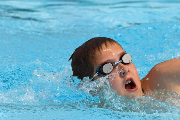 Плавание во время соревнований — стоковое фото