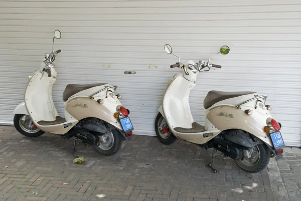 Twee geparkeerde scooters Stockfoto