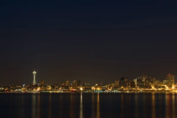 Seattle Skyline auringonlaskun kanssa Kayaker — kuvapankkivalokuva