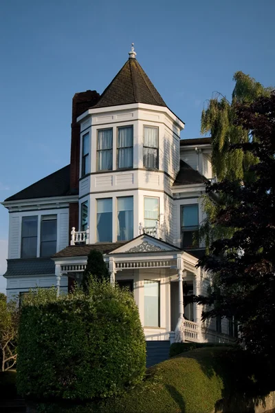 White Victorian Home on Hill — Stock Photo, Image