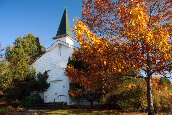 Antigua Iglesia Blanca en otoño — Foto de Stock