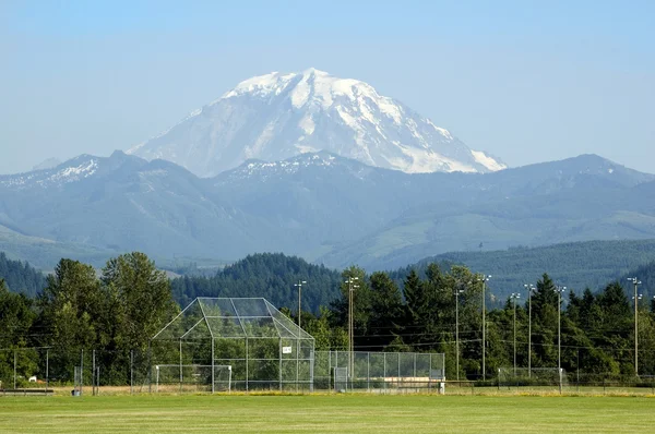 Tours Mount Rainier au-dessus du terrain de football — Photo