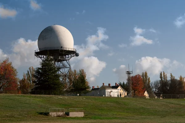 FAA radar dome na vojenskou základnu — Stock fotografie