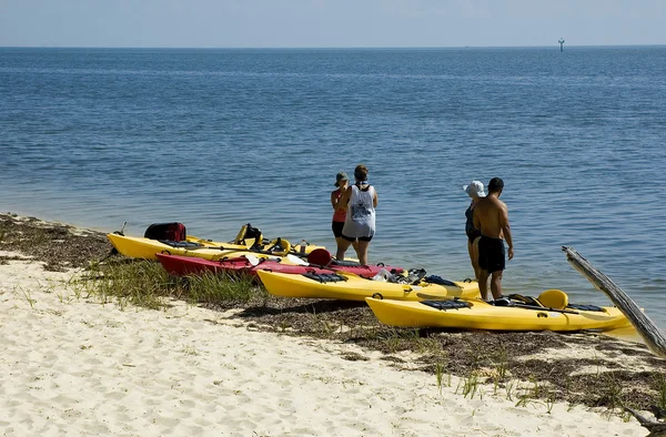 Kayakers en la playa —  Fotos de Stock