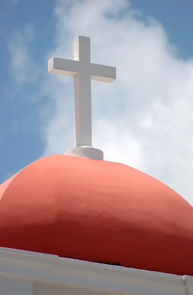 붉은 치장 용 벽 토 지붕과 십자가 — 스톡 사진