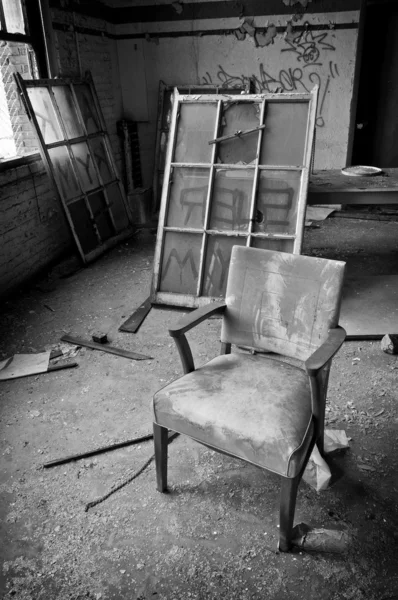Καρέκλα και παράθυρο — Φωτογραφία Αρχείου