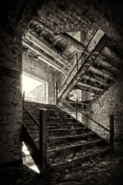 Заброшенная лестница — стоковое фото