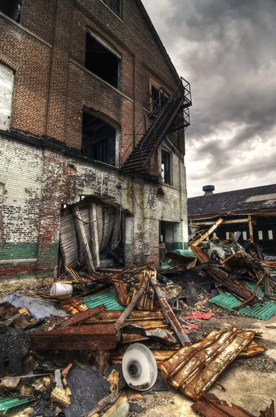 Edificio de ladrillo demolido —  Fotos de Stock