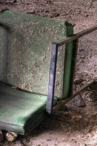 Oude groene stoel — Stockfoto