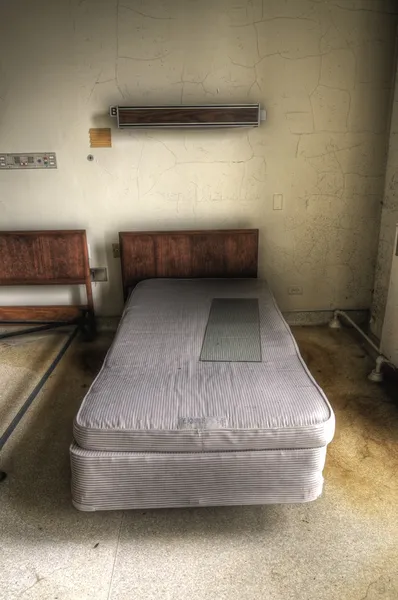 오래 된 병원 침대 — 스톡 사진