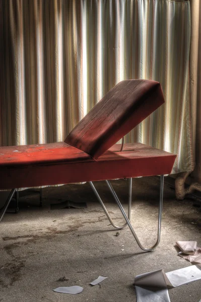 Оранжевый стол врачей — стоковое фото