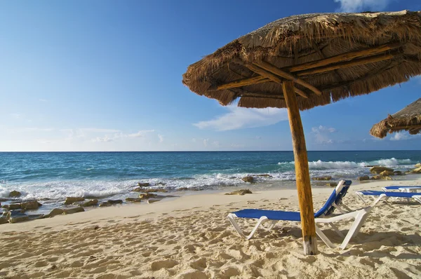 Palapa et chaise de plage — Photo