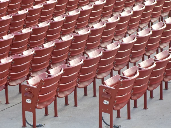 Assentos do estádio vermelho — Fotografia de Stock