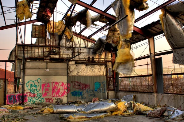 废弃的仓库建筑 — 图库照片