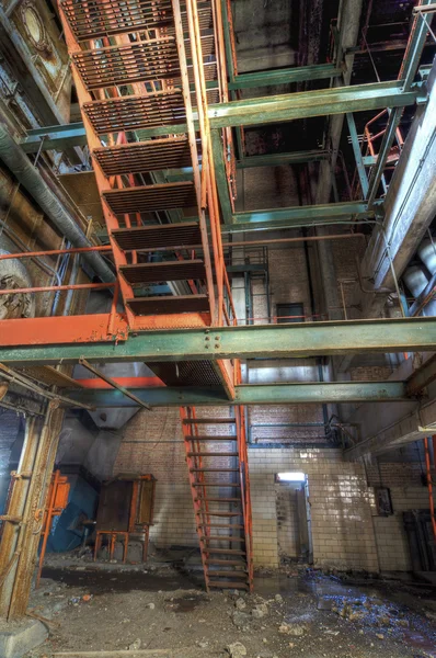 Оранжевая стальная лестница — стоковое фото