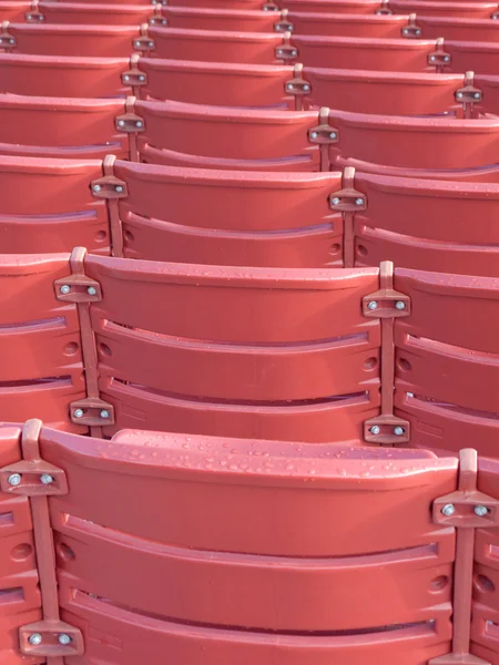 Rote Stadionsitze — Stockfoto