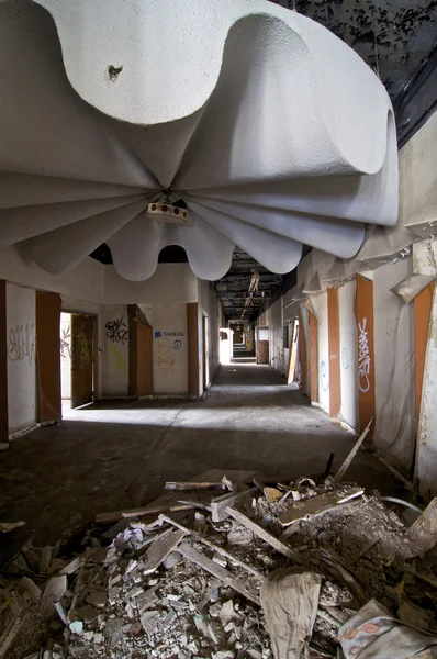 Σπασμένα οροφή στο διάδρομο — Φωτογραφία Αρχείου