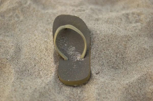 Sandaal in het zand — Stockfoto