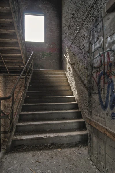 Treppenhaus mit Graffiti — Stockfoto