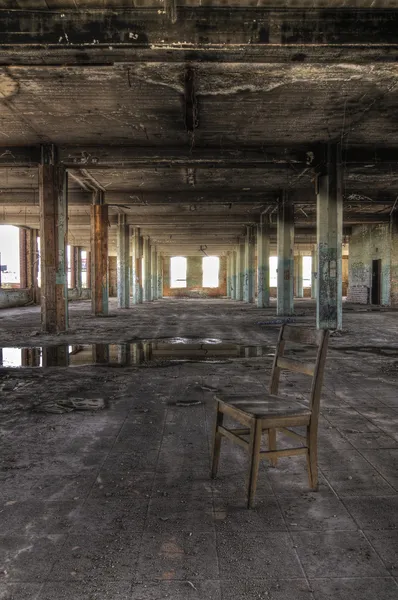 Καρέκλα σε εγκαταλελειμμένα δωμάτιο — Φωτογραφία Αρχείου