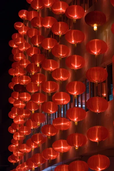 Lanternas vermelhas chinesas à noite — Fotografia de Stock