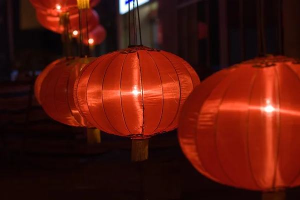 Lanternas vermelhas chinesas à noite — Fotografia de Stock