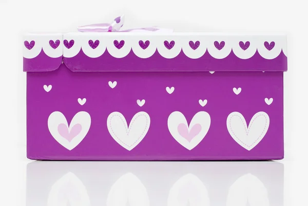 Hermosa caja de regalo púrpura hecha a mano — Foto de Stock