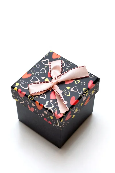 Mooie handgemaakte zwarte geschenkdoos — Stockfoto