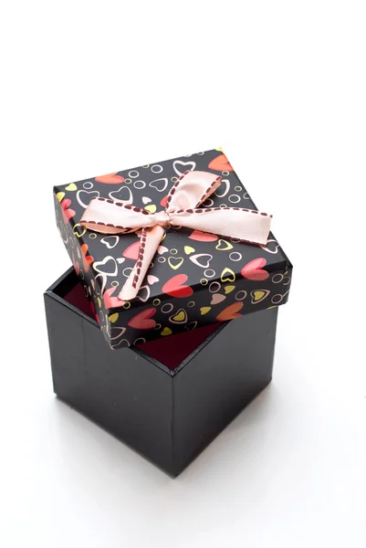 Geopende mooie handgemaakte zwarte gift bo — Stockfoto