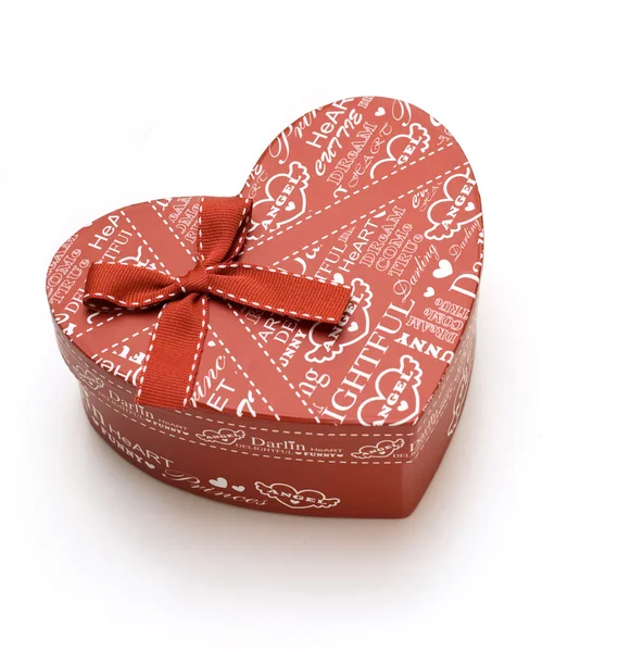 Hermosa caja de regalo roja hecha a mano aislado —  Fotos de Stock