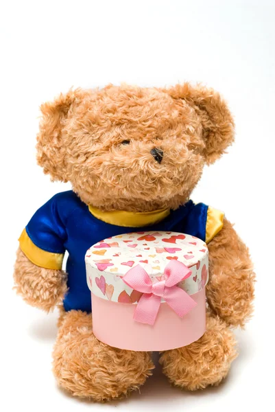 Oso de juguete hecho a mano sostiene una caja de regalo rosa —  Fotos de Stock