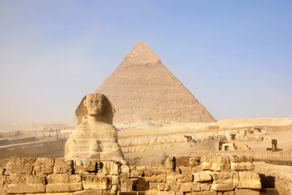 Сфинкс и пирамида — стоковое фото