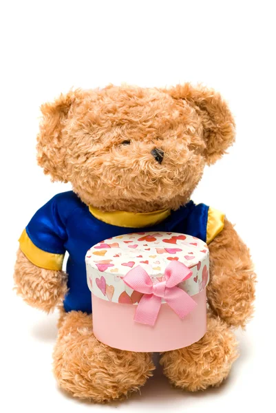 Handgefertigter Spielzeugbär hält eine rosa Geschenkbox in der Hand — Stockfoto