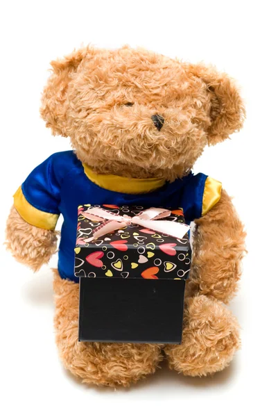Urso de brinquedo feito à mão segurar uma caixa de presente preto — Fotografia de Stock